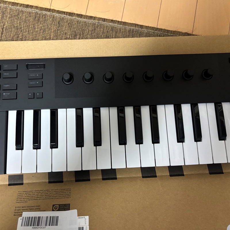 Native Instruments komplete kontrol m32の画像